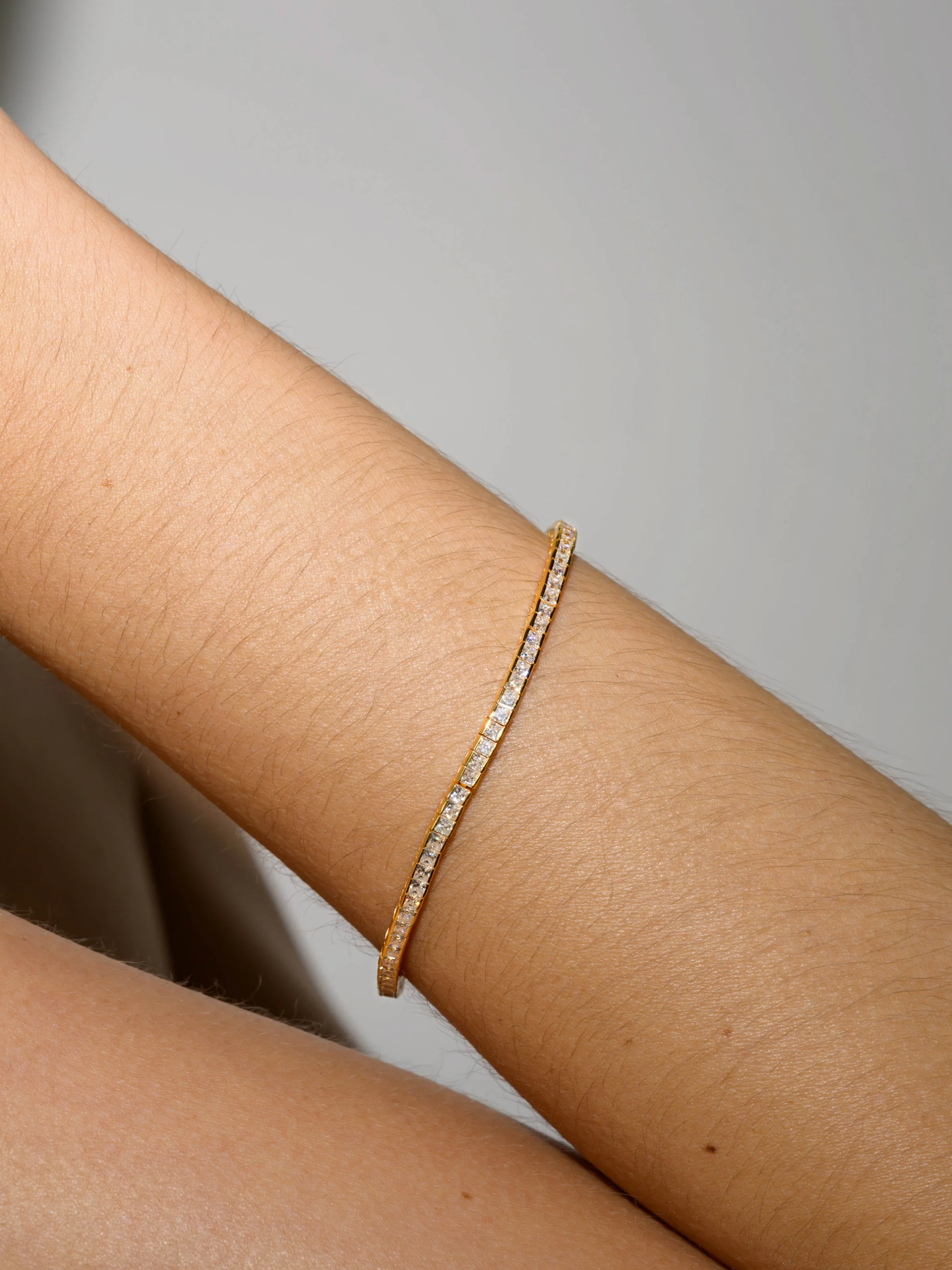 DORSEY PRINCESS-CUT RIVIÈRE BRACELET IN 2MM MOISSANITE, 18K GOLD VERMEIL - Image 3