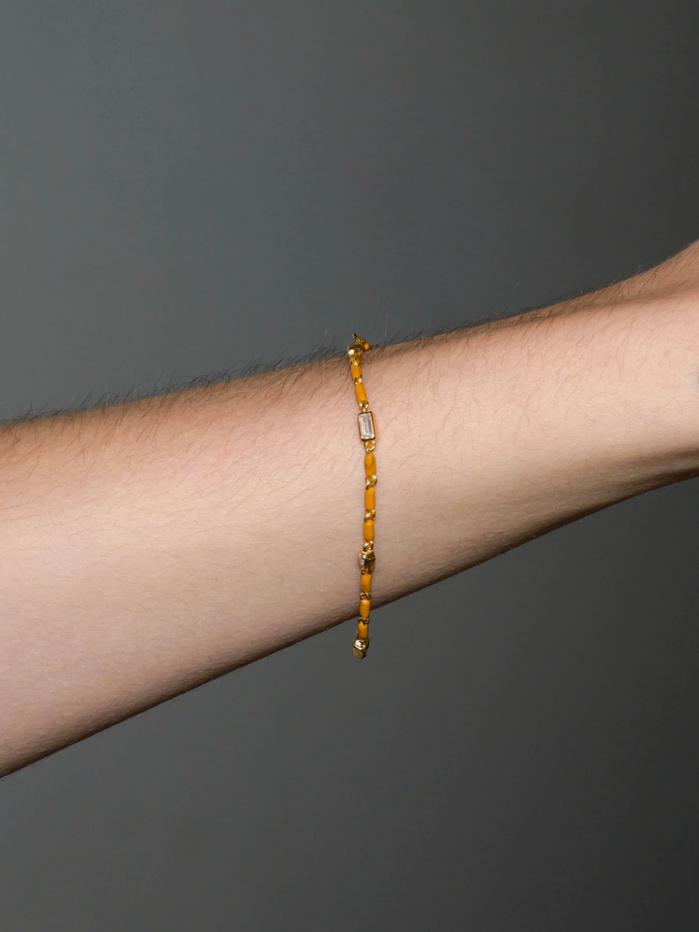 ENAMEL MOISSANITE BRACELET IN MOUTARDE, 18K GOLD VERMEIL - Image 2