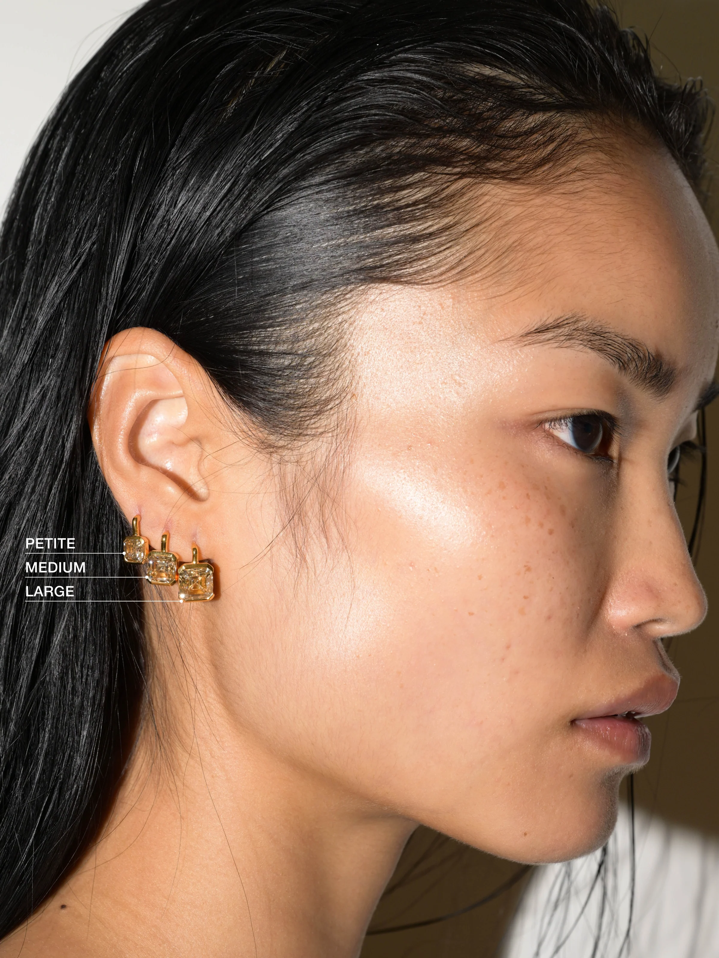 INÈS ASSCHER-CUT EARRINGS IN HONEY MOISSANITE, 18K GOLD VERMEIL - Image 3