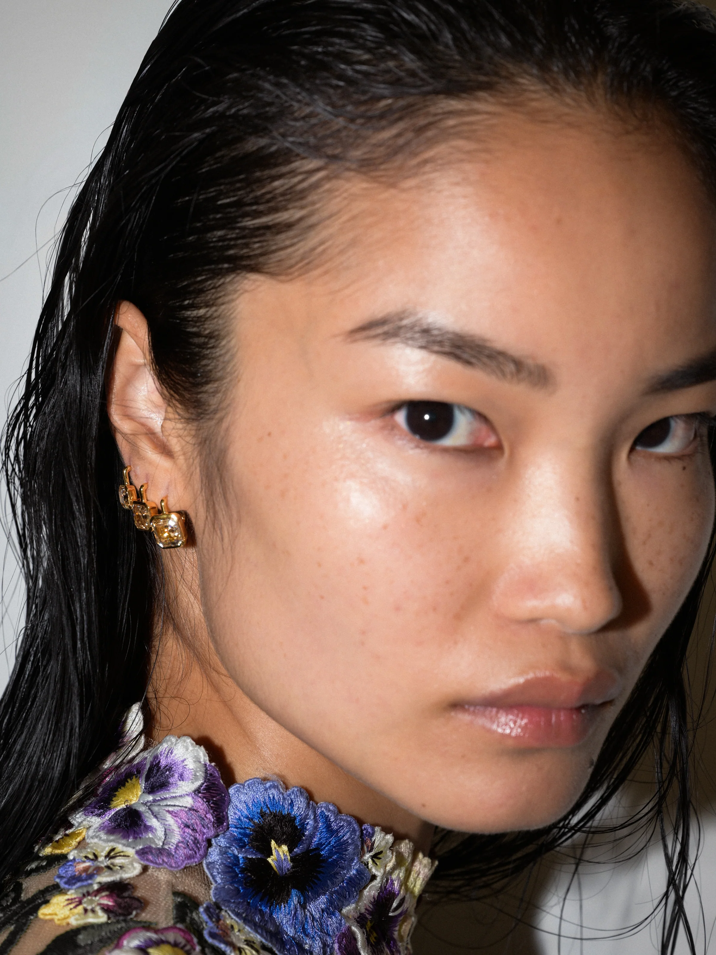 INÈS ASSCHER-CUT EARRINGS IN HONEY MOISSANITE, 18K GOLD VERMEIL - Image 4