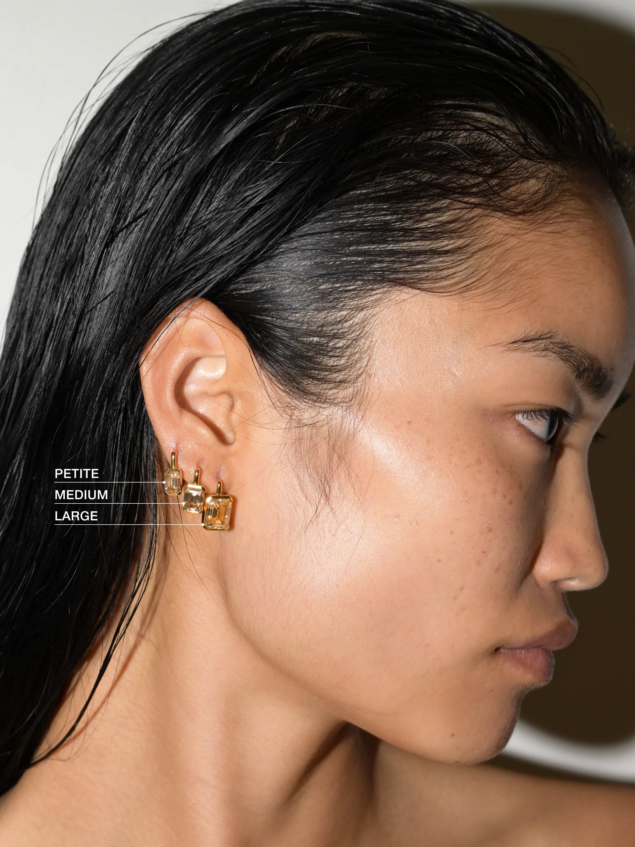 INÈS EMERALD-CUT EARRINGS IN HONEY MOISSANITE, 18K GOLD VERMEIL - Image 3