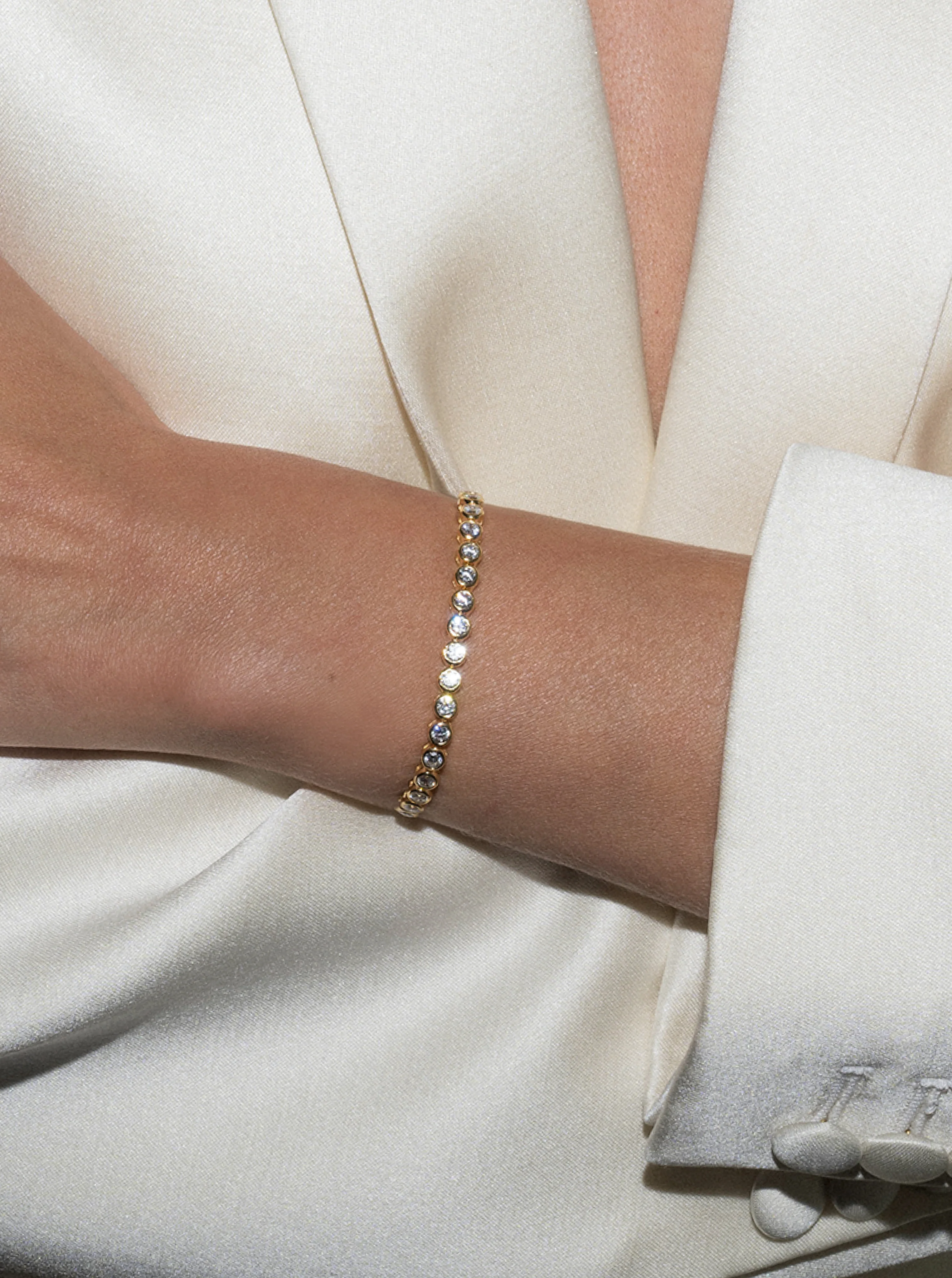 JAMES BEZEL RIVIÈRE BRACELET IN LAB WHITE SAPPHIRE, 18K GOLD VERMEIL - Image 4